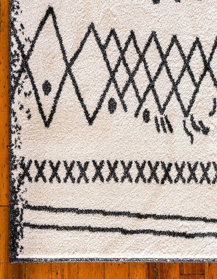 Detail image of 2' x 6' Titania Runner Rug