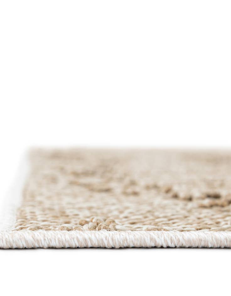 Detail image of  7' 10 x 7' 10  Washable Traditional Indoor / Outdoor Square Rug