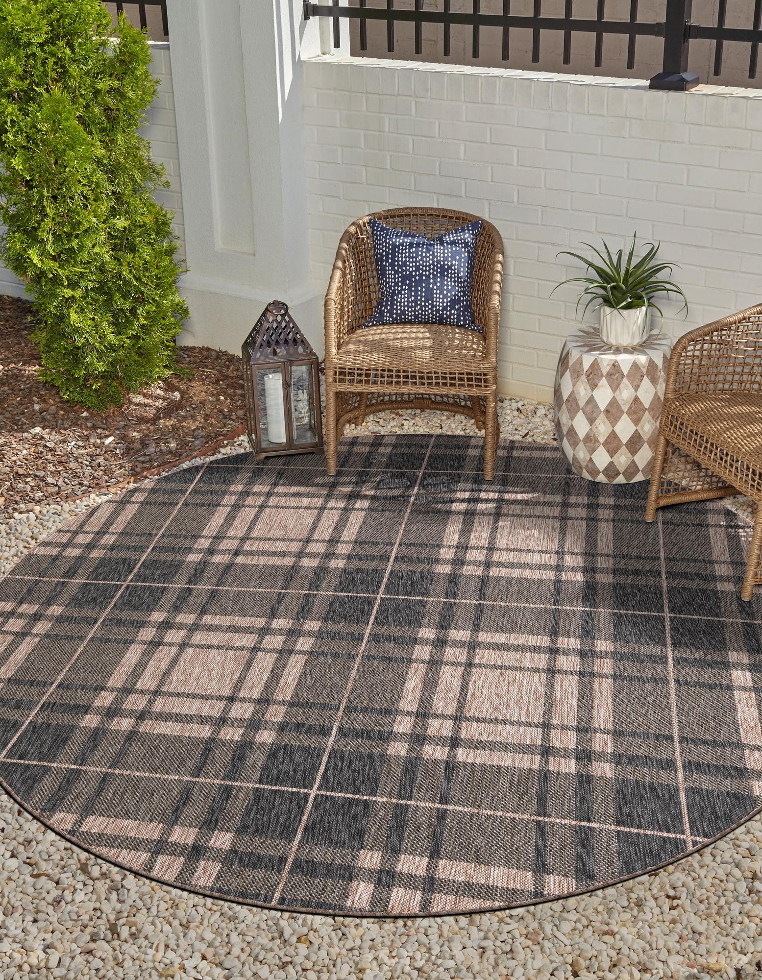 Black and Brown 7' 10 x 7' 10 Checkered Indoor / Outdoor Round Rug ...