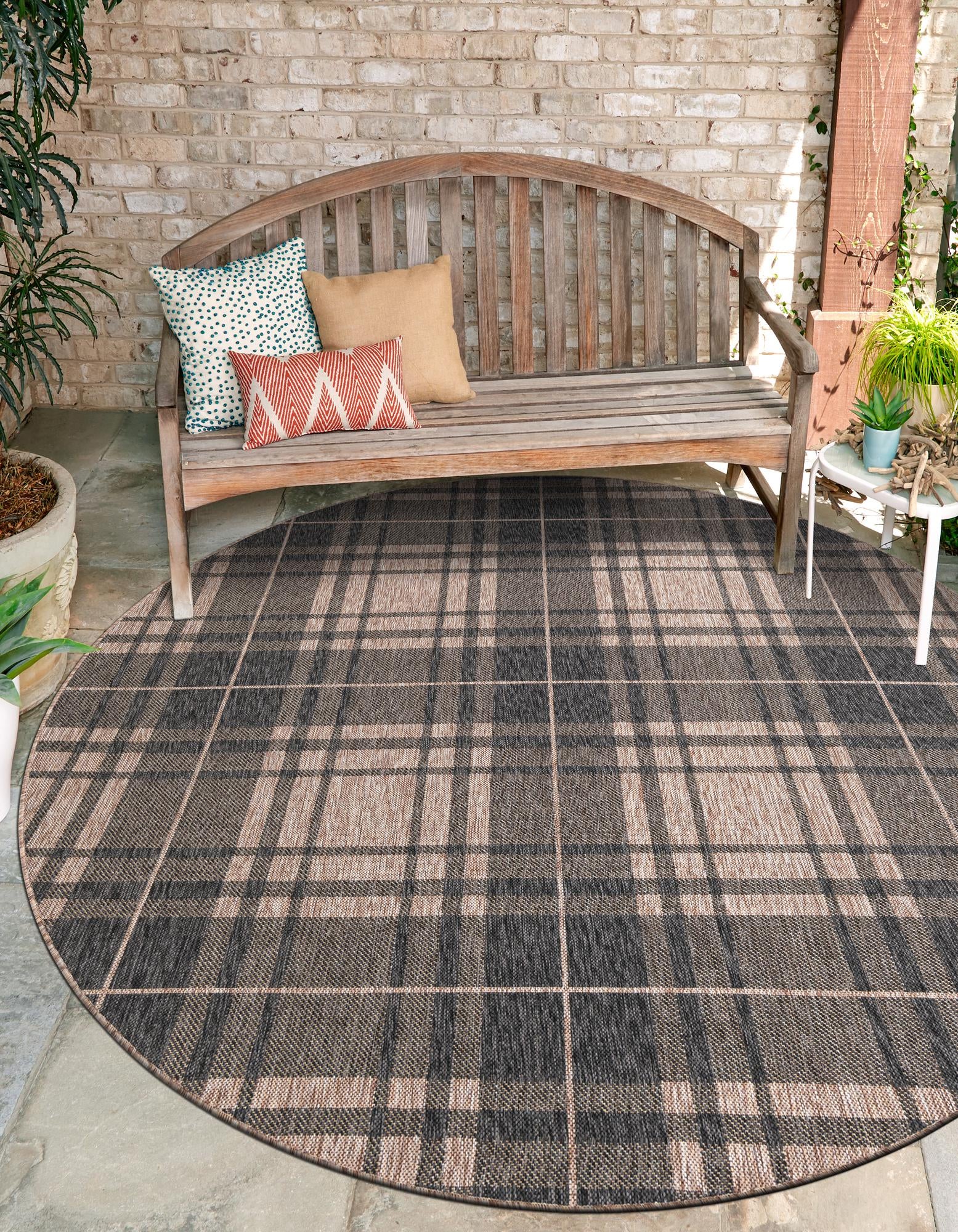 Black and Brown 6' x 6' Checkered Indoor / Outdoor Round Rug | Rugs.com