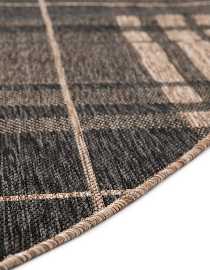 Detail image of  7' 10 x 7' 10  Washable Checkered Indoor / Outdoor Round Rug