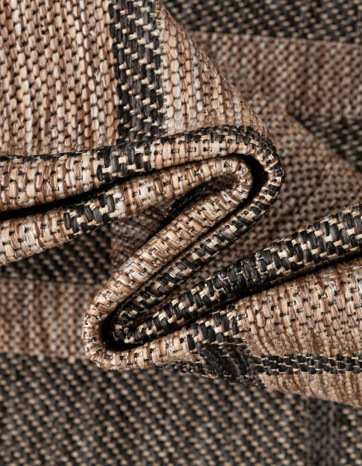 Detail image of  7' 10 x 7' 10  Washable Checkered Indoor / Outdoor Round Rug