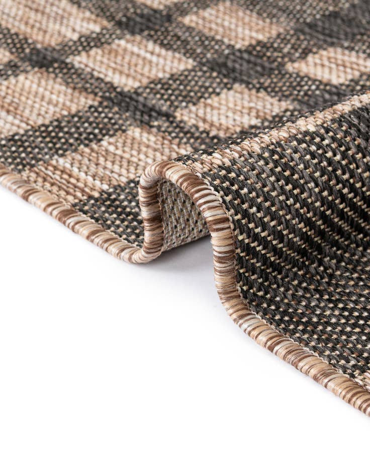 Detail image of  7' 10 x 7' 10  Washable Checkered Indoor / Outdoor Round Rug