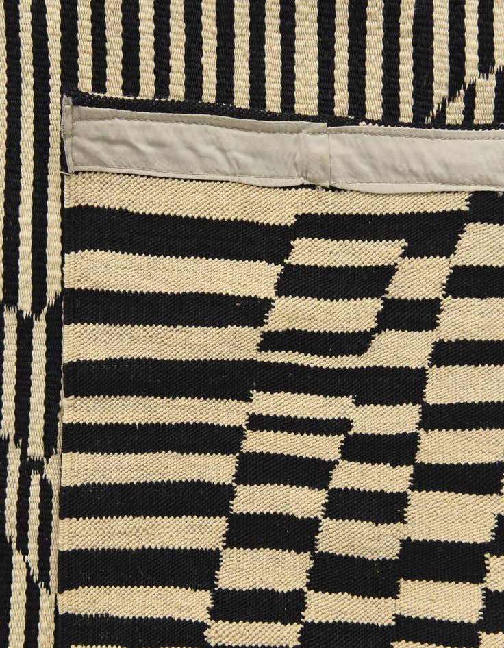 Detail image of  4' 7 x 7' 10  Hand Woven Kilim Modern Wool Rug