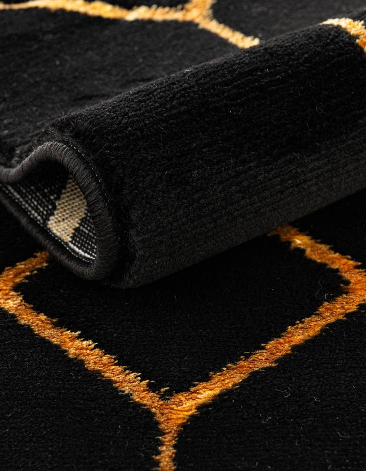 Detail image of  2' x 5'  Marilyn Monroe™ Glam Trellis Runner Rug