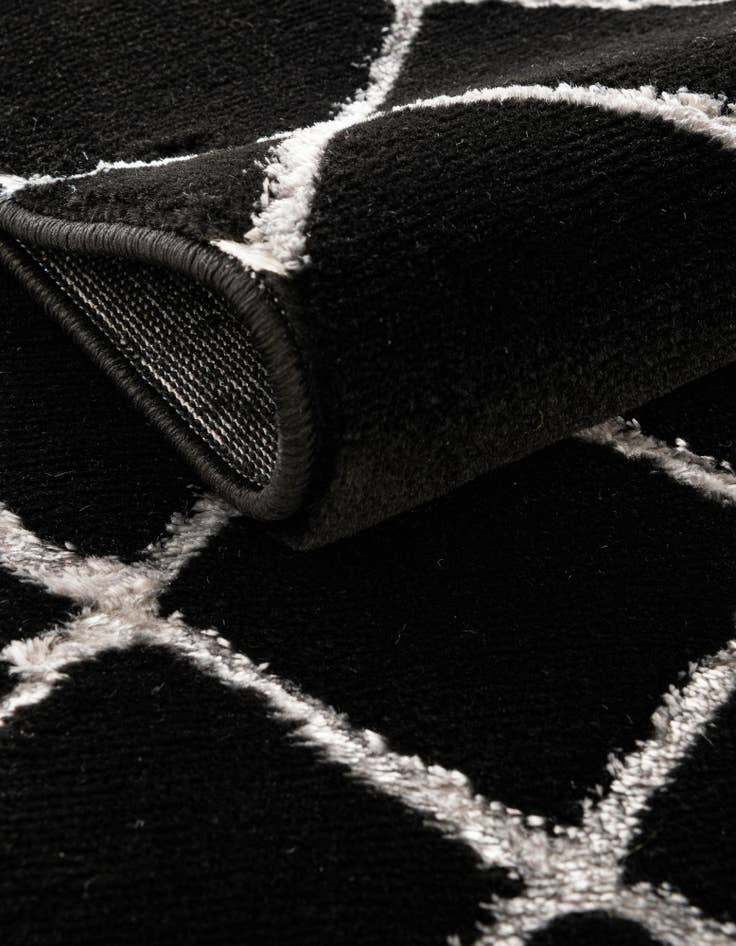 Detail image of  7' 10 x 7' 10  Marilyn Monroe&trade; Glam Trellis Round Rug