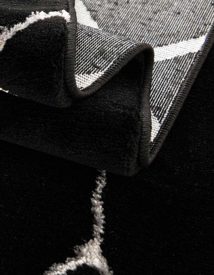 Detail image of  7' 10 x 7' 10  Marilyn Monroe&trade; Glam Trellis Round Rug