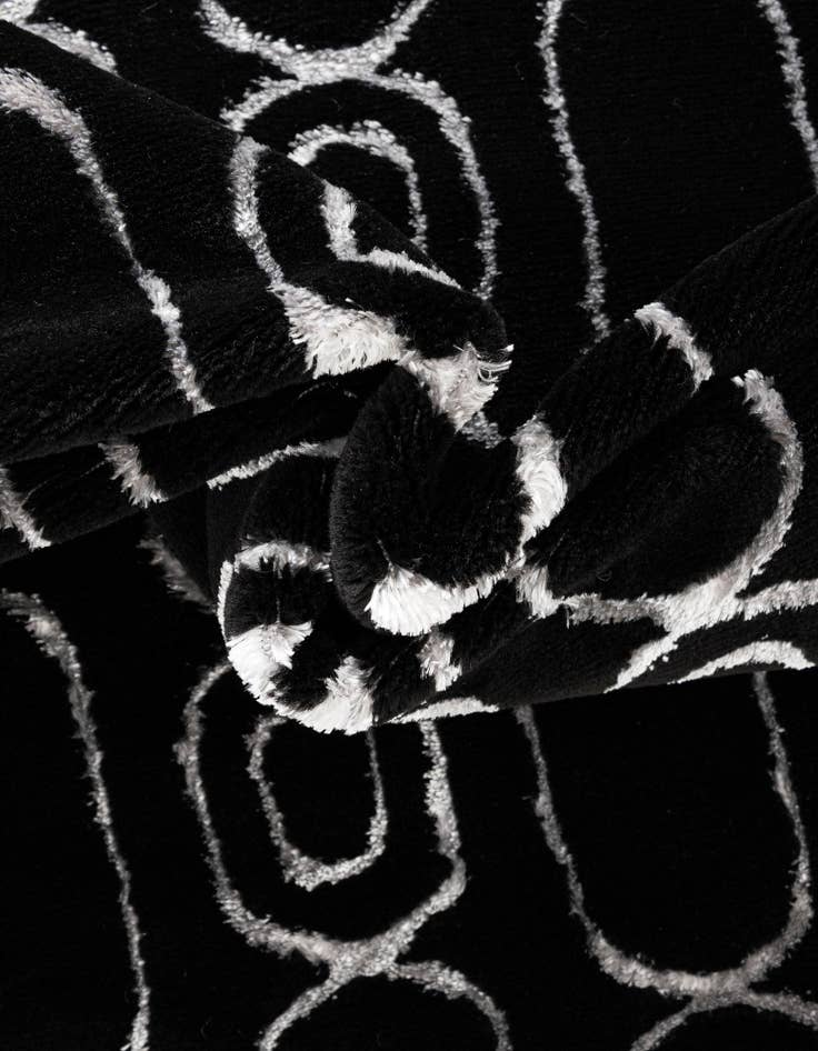 Detail image of  2' x 5' Vogue Geo Runner Rug