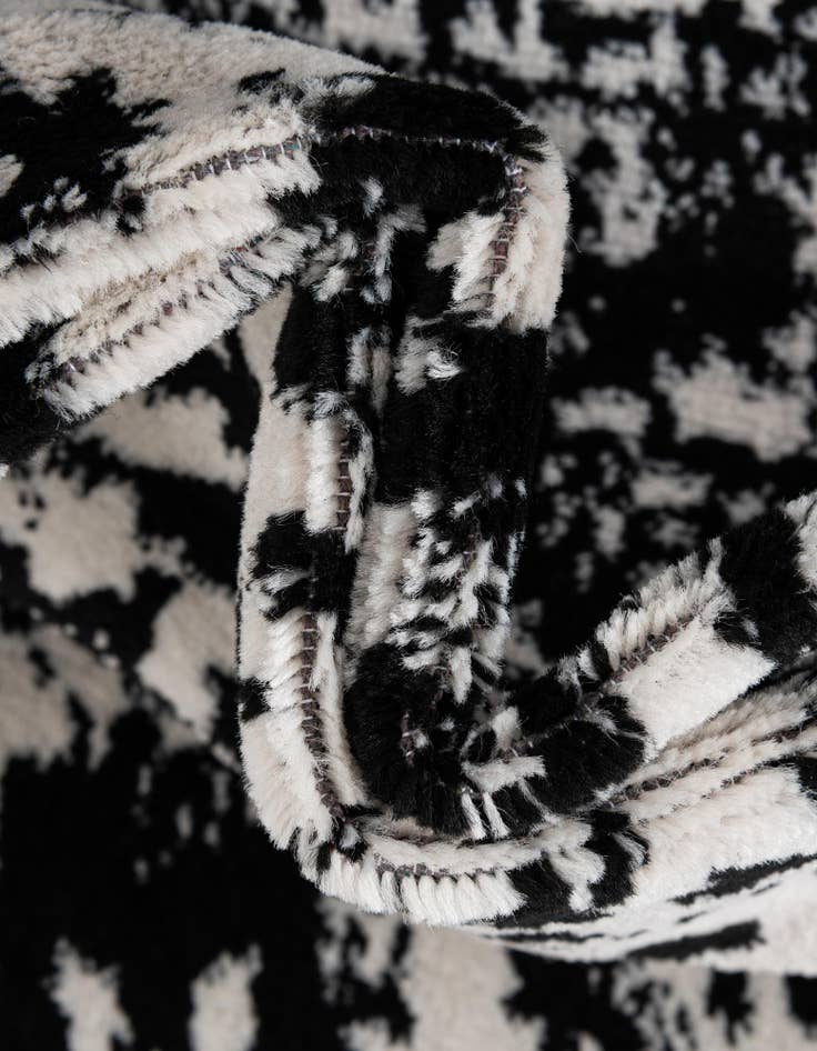 Detail image of  3' x 5' 3 Oregon Oval Rug