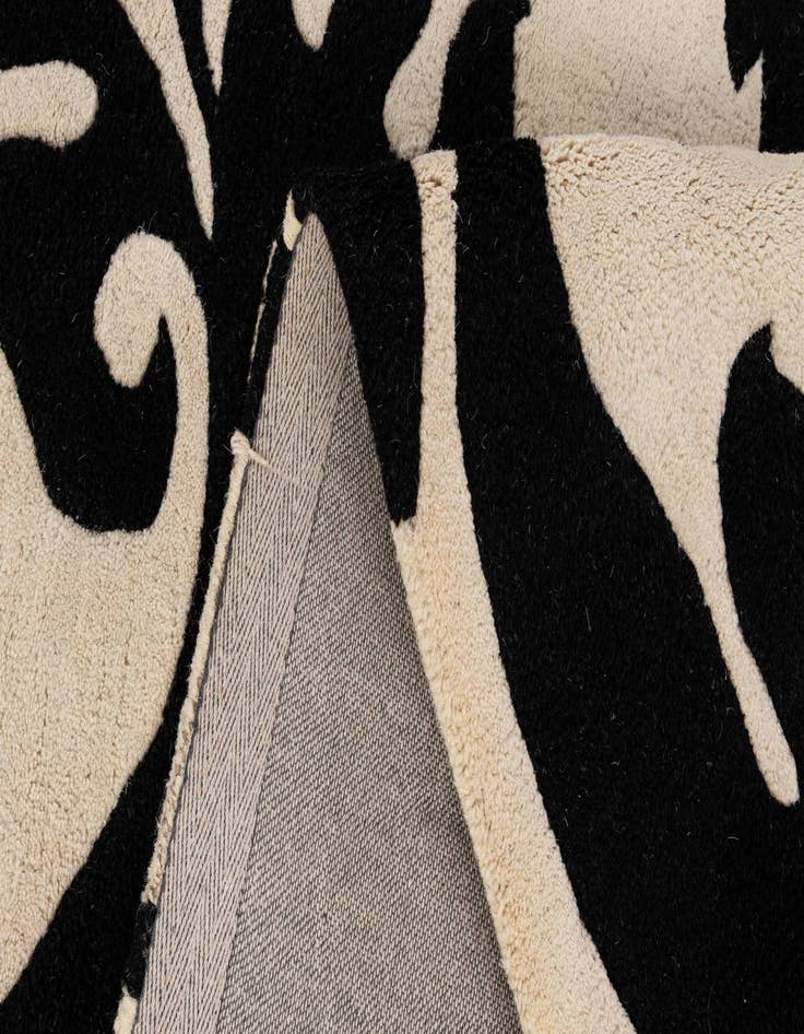 Detail image of  4' x 5' 11 Agra Wool Rug