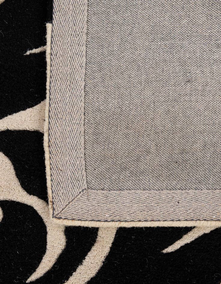 Detail image of  4' x 5' 11 Agra Wool Rug