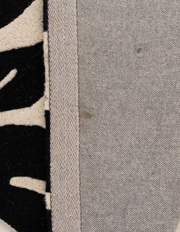 Detail image of  4' x 5' 11 Agra Wool Rug