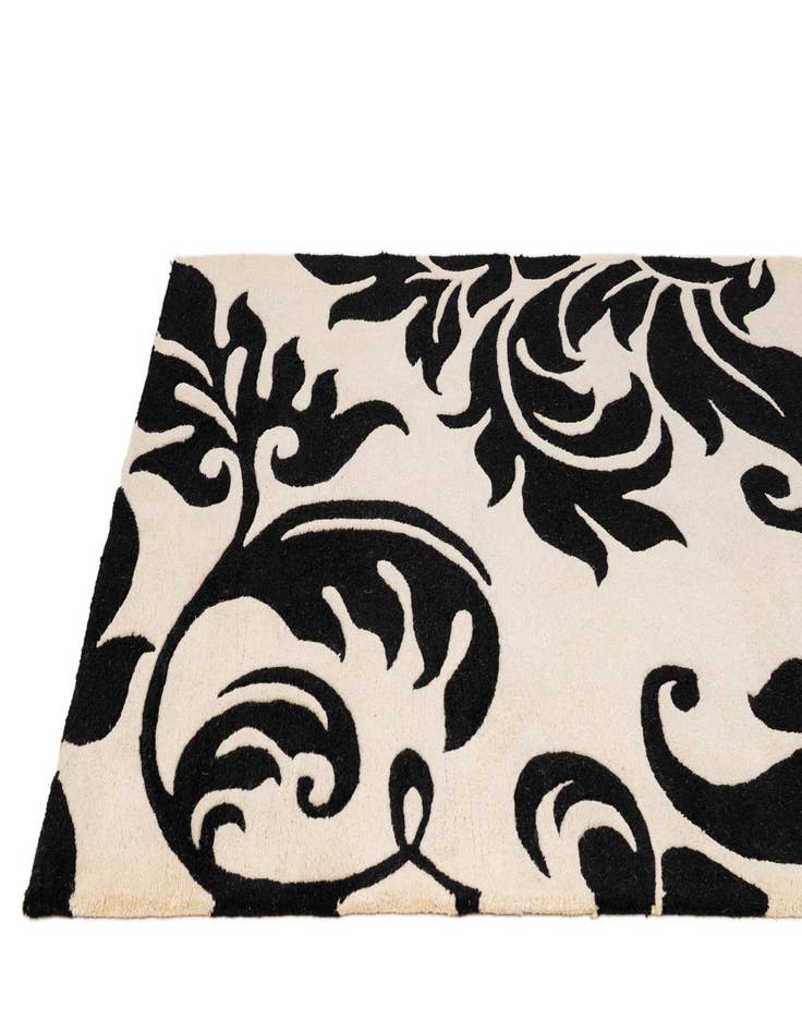 Detail image of  4' x 5' 11 Agra Wool Rug