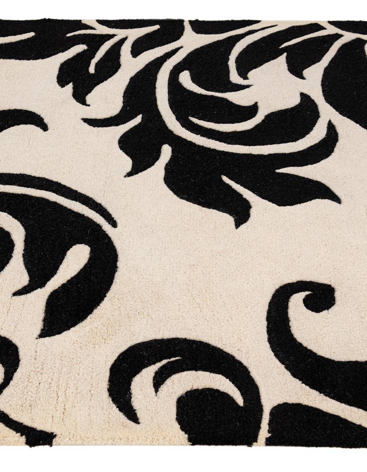 Detail image of  4' x 5' 11 Agra Wool Rug