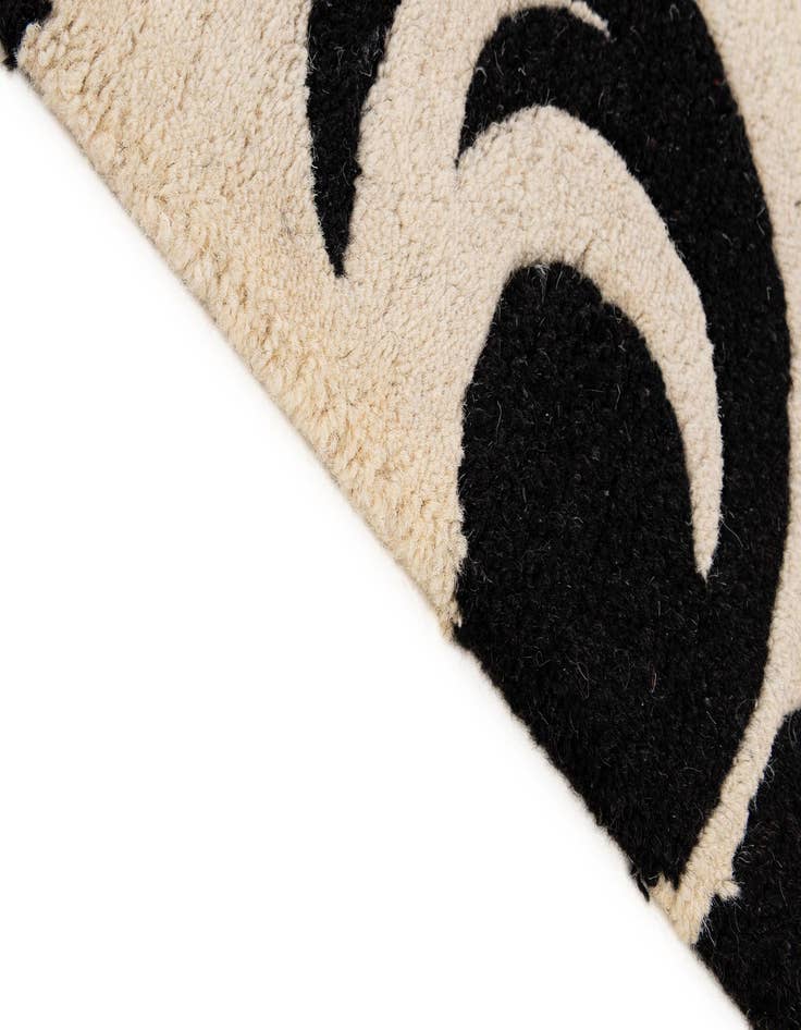 Detail image of  4' x 5' 11 Agra Wool Rug