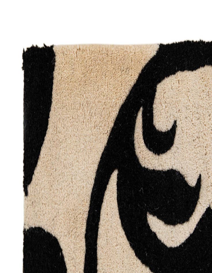 Detail image of  4' x 5' 11 Agra Wool Rug