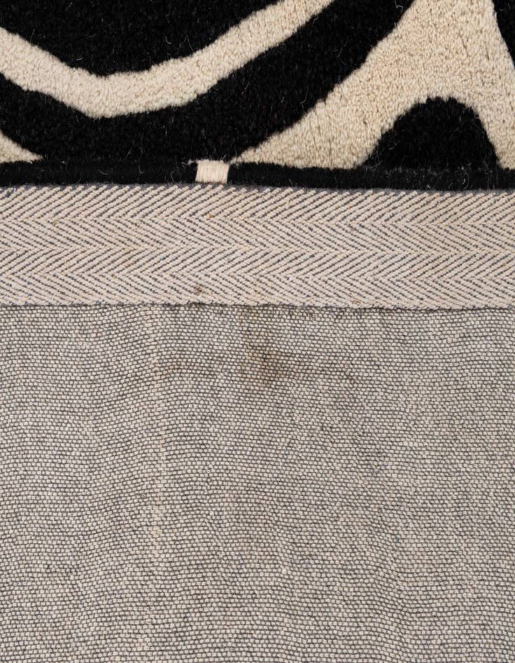 Detail image of  4' x 5' 11 Agra Wool Rug