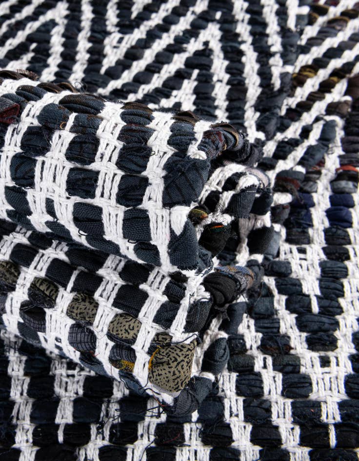 Detail image of  5' 1 x 8'  Hand Woven Chindi Chevron Rug