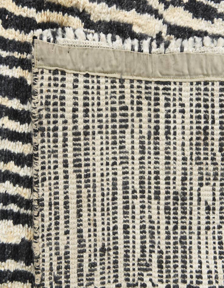 Detail image of  5' x 7' 9  Hand Knotted Darya Wool Rug