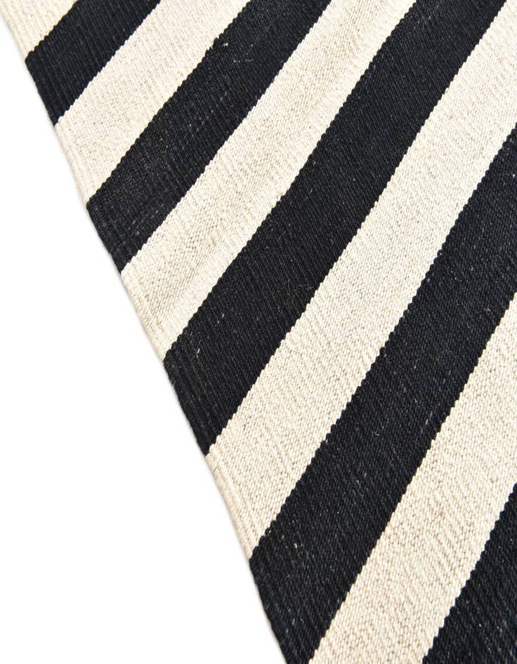 Detail image of  4' 2 x 5' 10  Hand Woven Kilim Modern Wool Rug