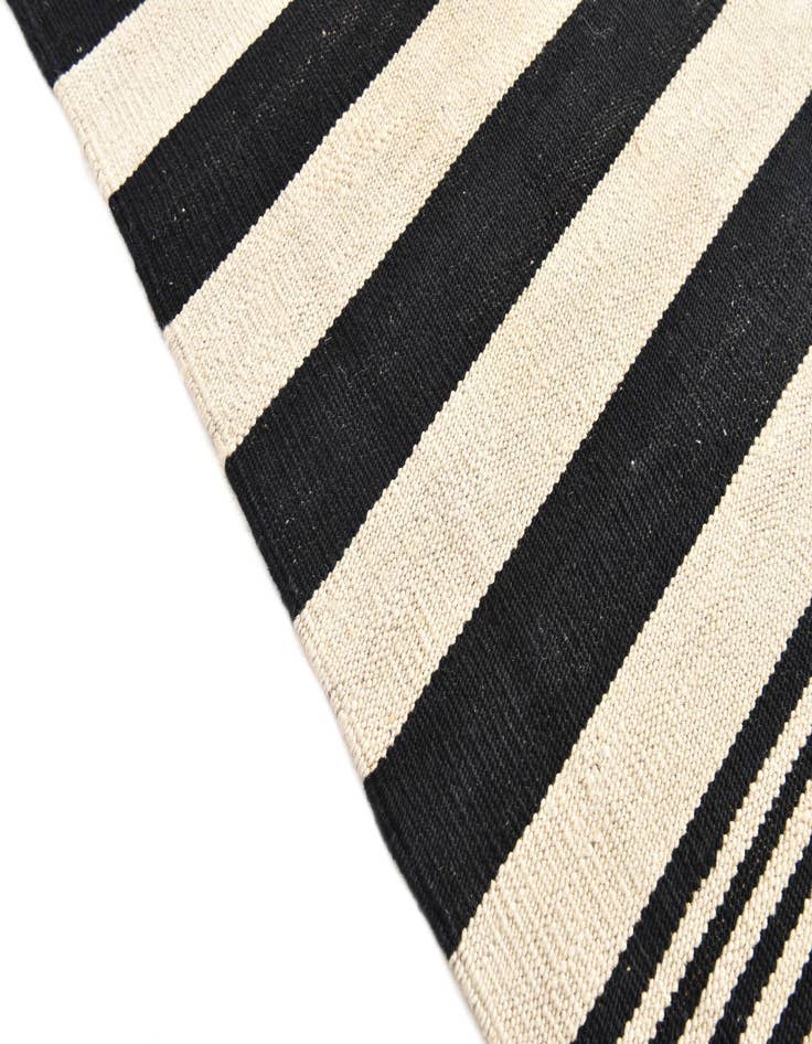 Detail image of  5' 9 x 7' 9  Hand Woven Kilim Modern Wool Rug