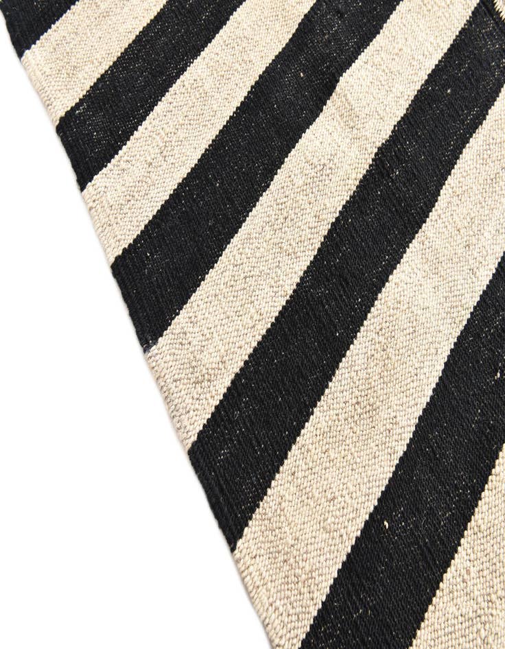 Detail image of  5' 10 x 7' 8  Hand Woven Kilim Modern Wool Rug