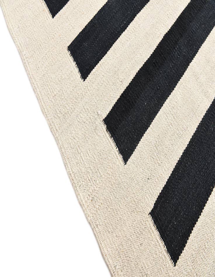 Detail image of  6' 7 x 9' 7  Hand Woven Kilim Modern Wool Rug