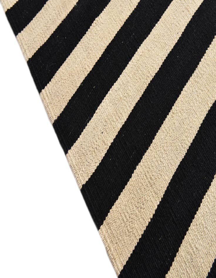 Detail image of  5' 9 x 7' 8  Hand Woven Kilim Modern Wool Rug