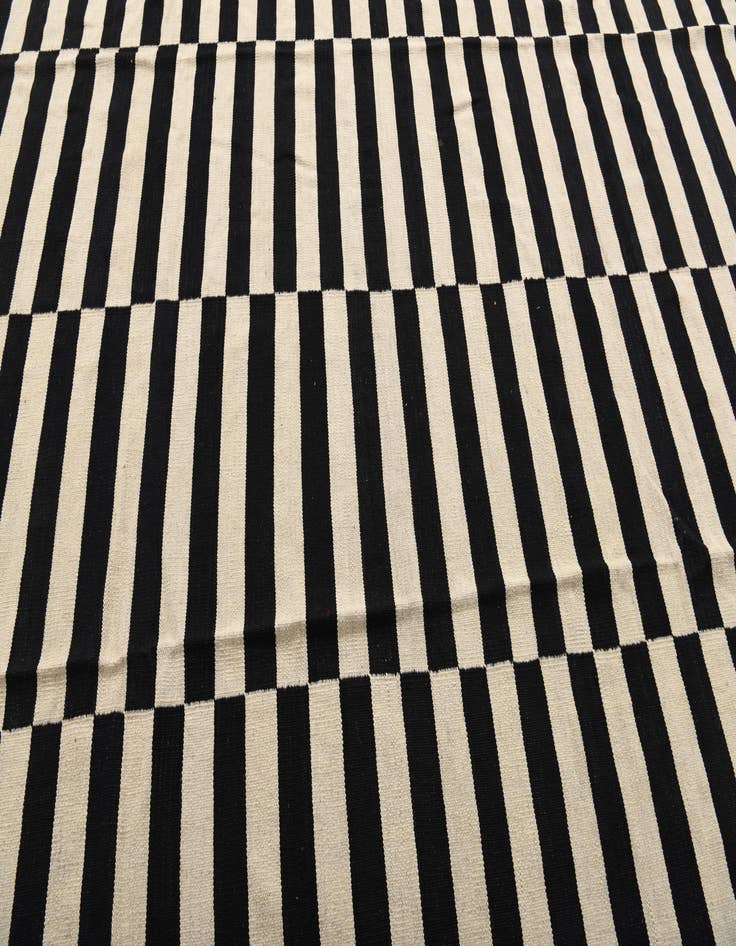 Detail image of  8' 1 x 11'  Hand Woven Kilim Modern Wool Rug