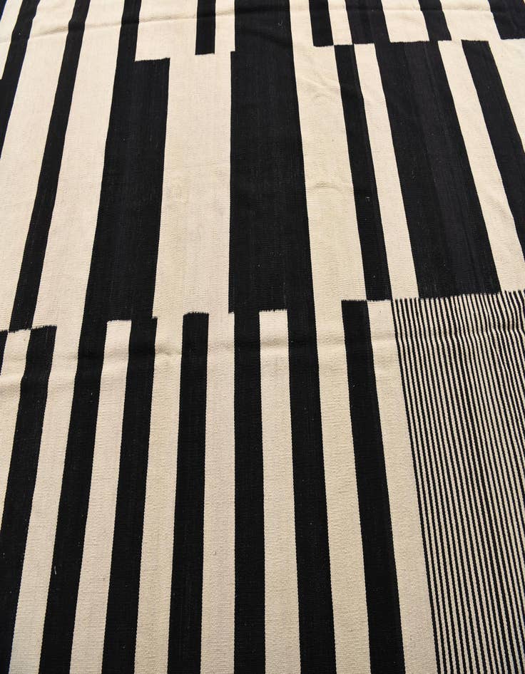 Detail image of  8' 5 x 11' 2  Hand Woven Kilim Modern Wool Rug