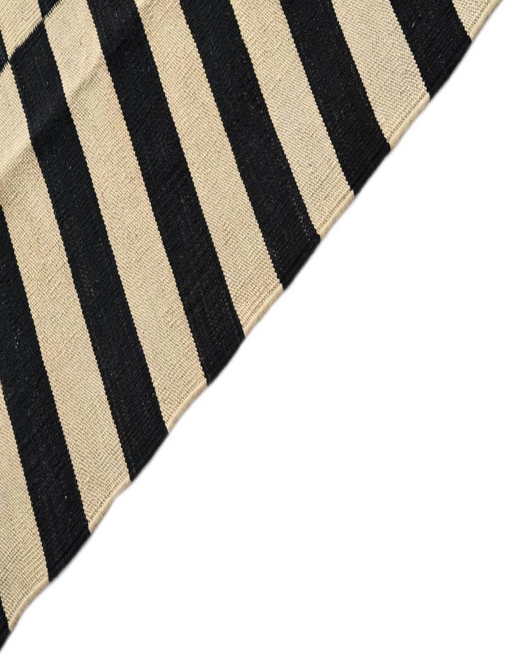 Detail image of  4' 2 x 5' 10  Hand Woven Kilim Modern Wool Rug