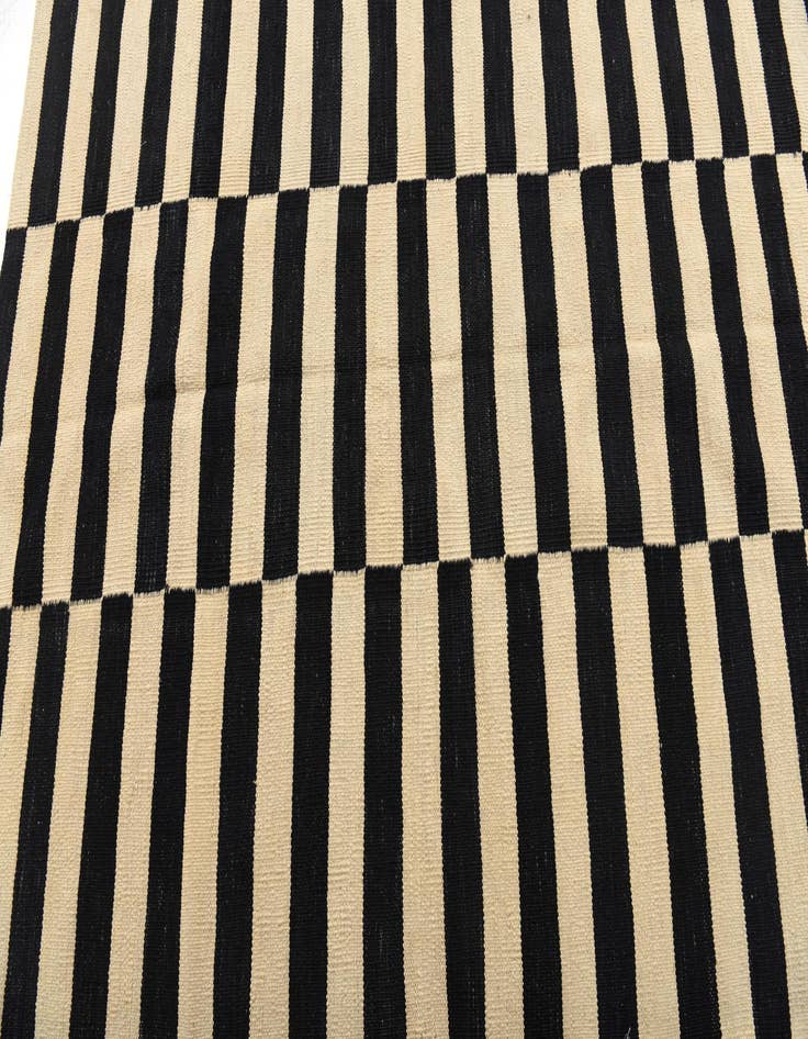 Detail image of  4' 3 x 5' 10  Hand Woven Kilim Modern Wool Rug