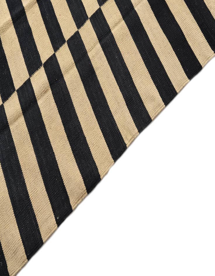 Detail image of  4' 2 x 5' 10  Hand Woven Kilim Modern Wool Rug