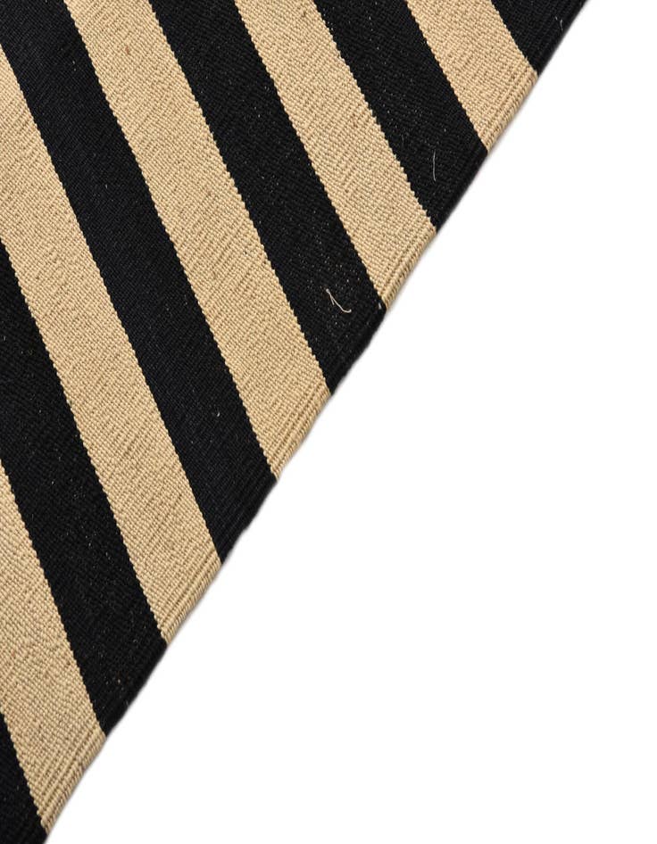 Detail image of  4' 2 x 5' 10  Hand Woven Kilim Modern Wool Rug