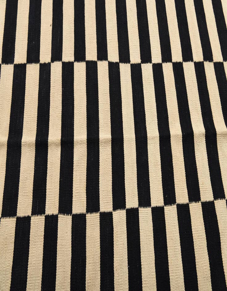 Detail image of  4' 3 x 6'  Hand Woven Kilim Modern Wool Rug