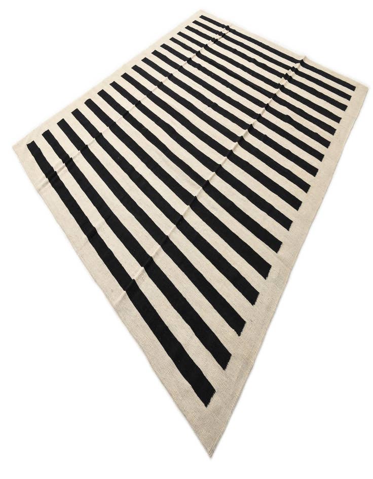 Detail image of  8' 2 x 9' 8  Hand Woven Kilim Modern Wool Rug