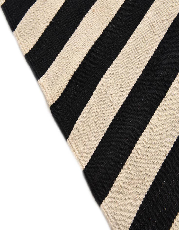 Detail image of  4' 4 x 5' 10  Hand Woven Kilim Modern Wool Rug