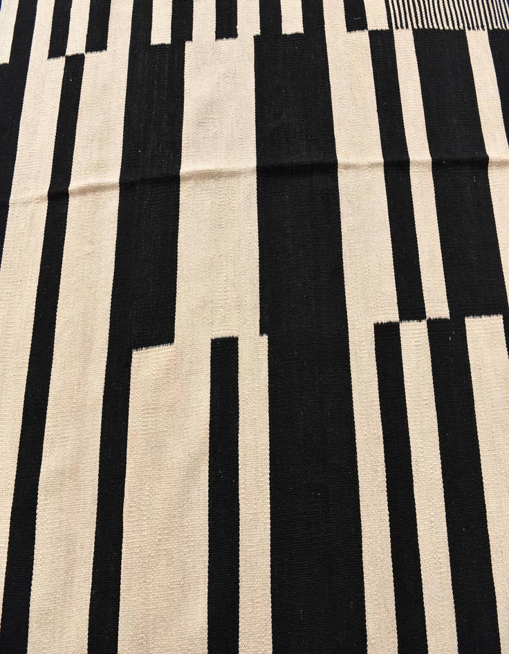 Detail image of  5' 7 x 7' 9  Hand Woven Kilim Modern Wool Rug