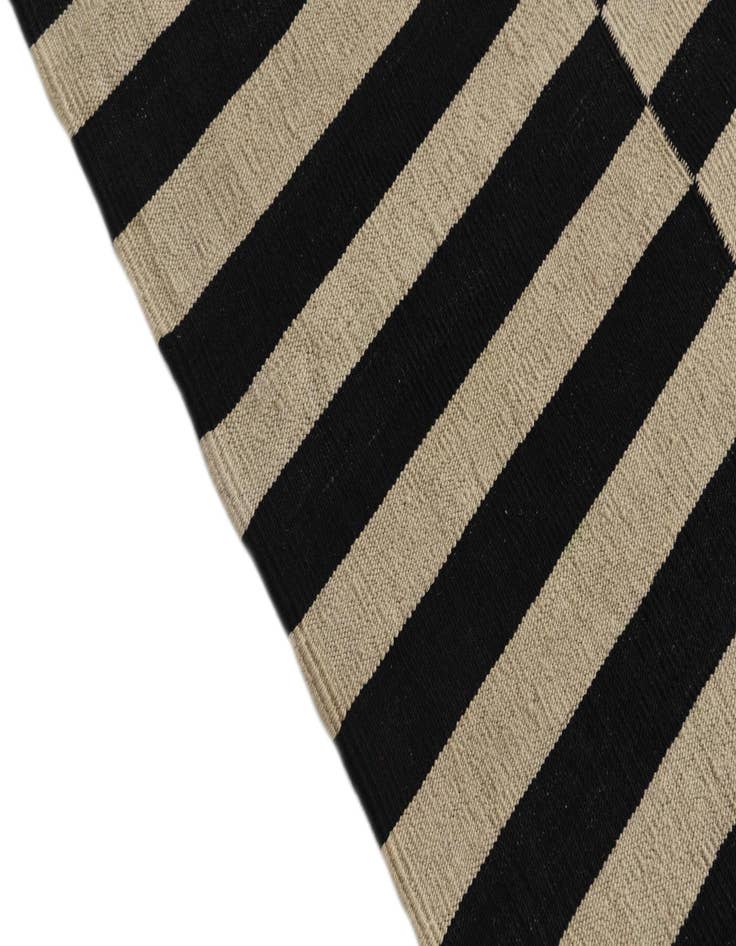 Detail image of  5' 9 x 7' 8  Hand Woven Kilim Modern Wool Rug