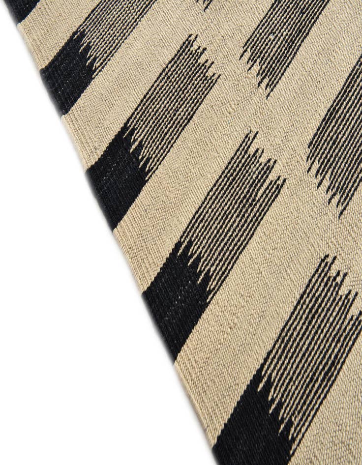 Detail image of  5' 9 x 7' 8  Hand Woven Kilim Modern Wool Rug