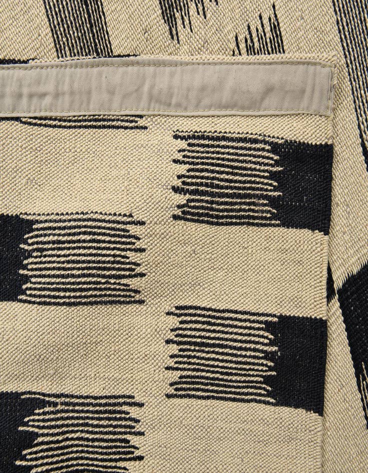 Detail image of  5' 9 x 7' 8  Hand Woven Kilim Modern Wool Rug
