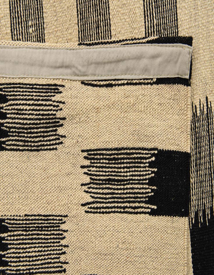 Detail image of  5' 9 x 7' 9  Hand Woven Kilim Modern Wool Rug