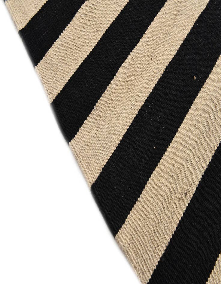 Detail image of  5' 9 x 7' 9  Hand Woven Kilim Modern Wool Rug