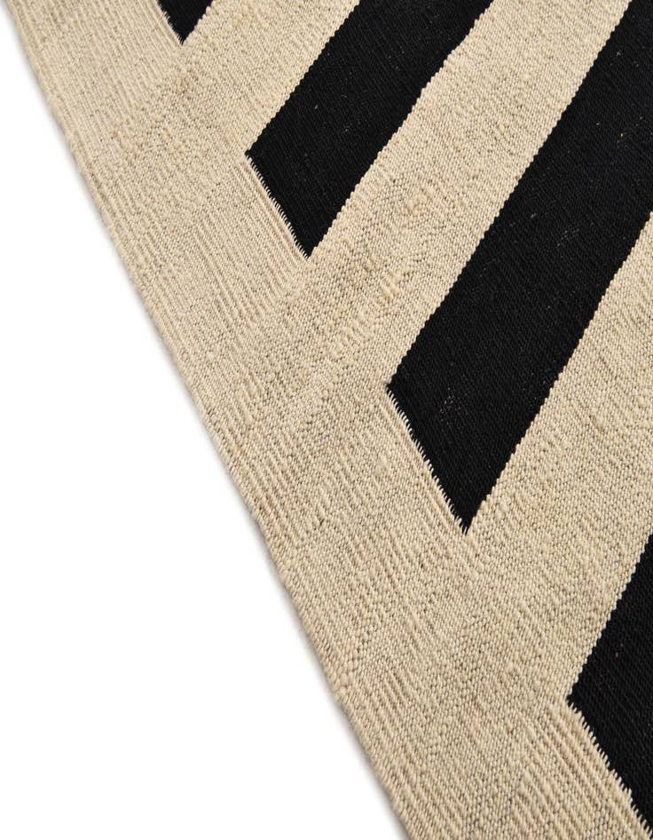 Detail image of  5' 6 x 7' 10  Hand Woven Kilim Modern Wool Rug