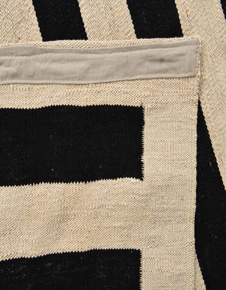Detail image of  5' 6 x 7' 10  Hand Woven Kilim Modern Wool Rug