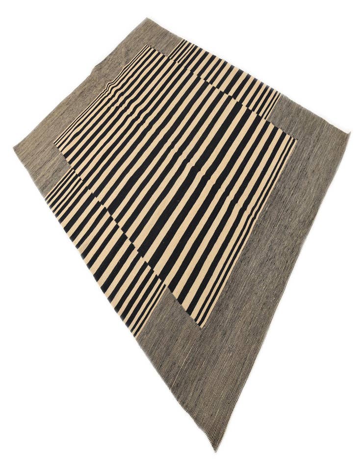 Detail image of  5' 9 x 7' 10  Hand Woven Kilim Modern Wool Rug