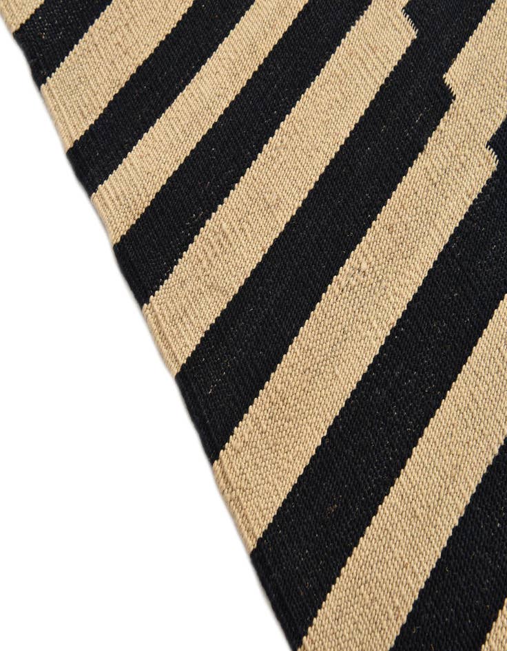 Detail image of  5' 9 x 7' 10  Hand Woven Kilim Modern Wool Rug