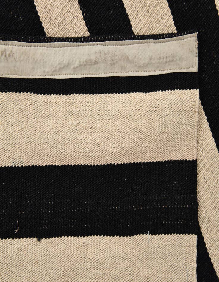 Detail image of  5' 6 x 7' 10  Hand Woven Kilim Modern Wool Rug