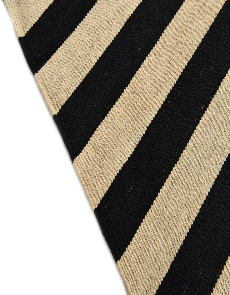 Detail image of  5' 9 x 7' 10  Hand Woven Kilim Modern Wool Rug