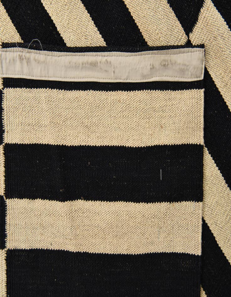 Detail image of  5' 9 x 7' 10  Hand Woven Kilim Modern Wool Rug